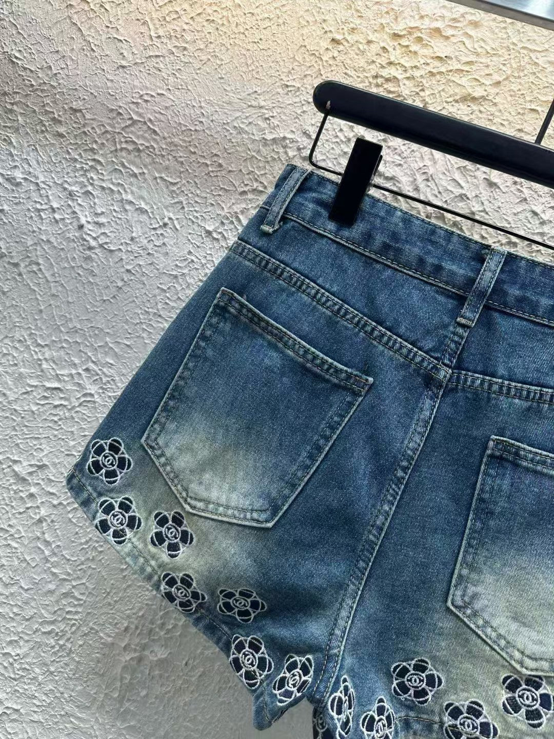 Flower-decorated denim shorts are the favorite of hot girls