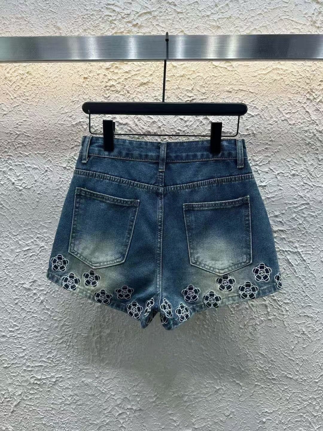 Flower-decorated denim shorts are the favorite of hot girls