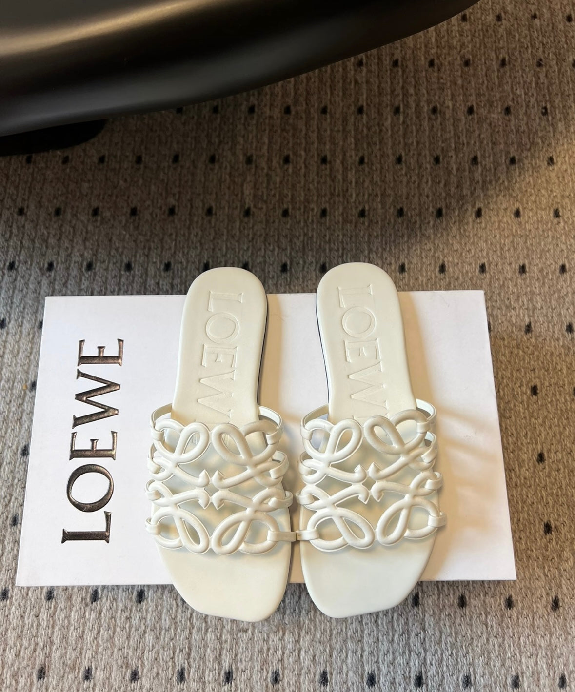 Flat cut-out slippers