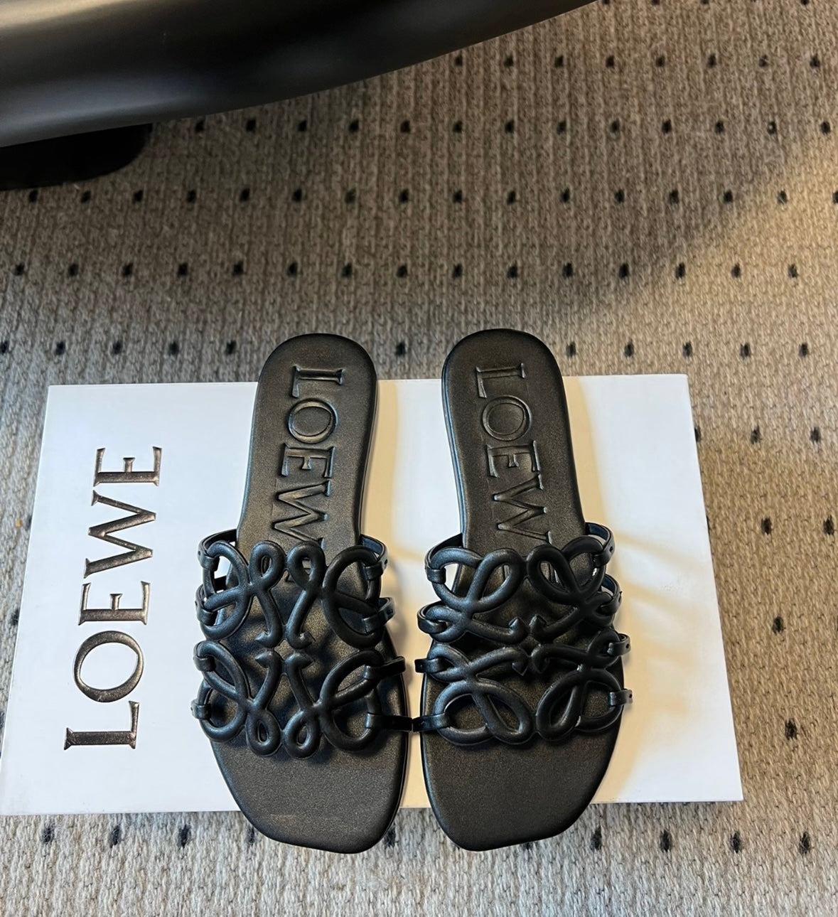 Flat cut-out slippers