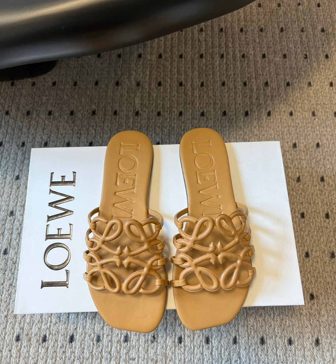 Flat cut-out slippers