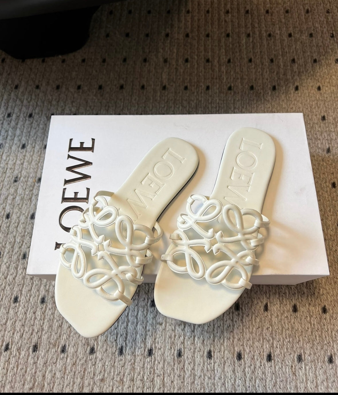 Flat cut-out slippers