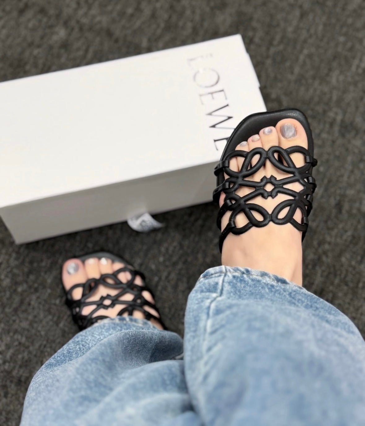 Flat cut-out slippers
