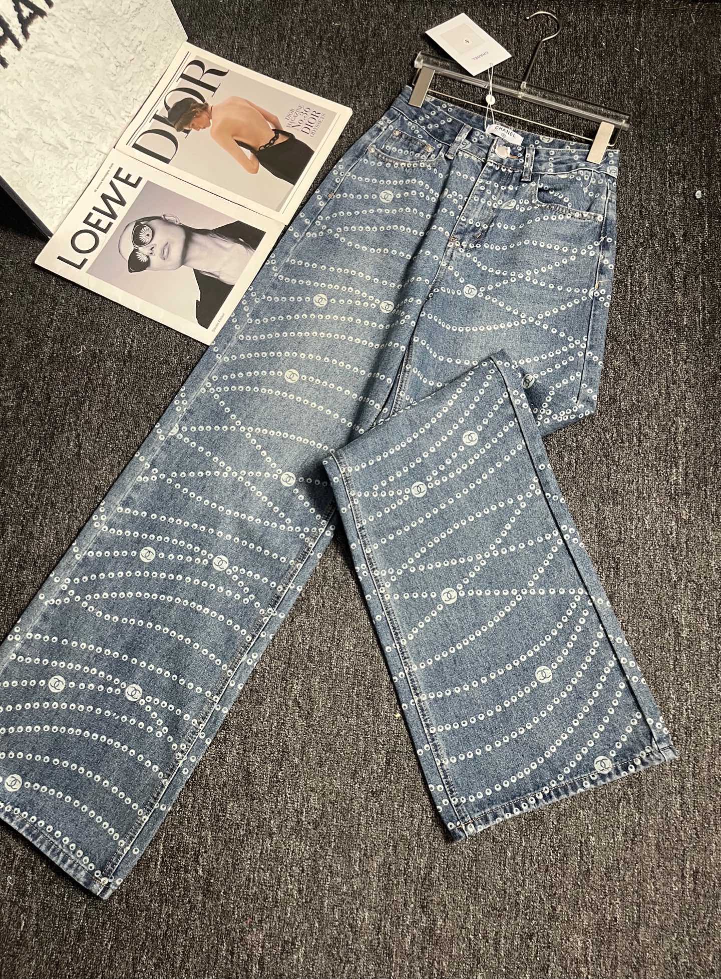 Slim-fitting denim pants with pearl-like patterns