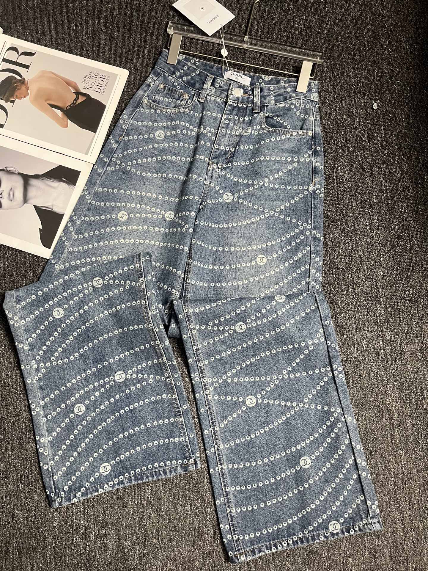 Slim-fitting denim pants with pearl-like patterns