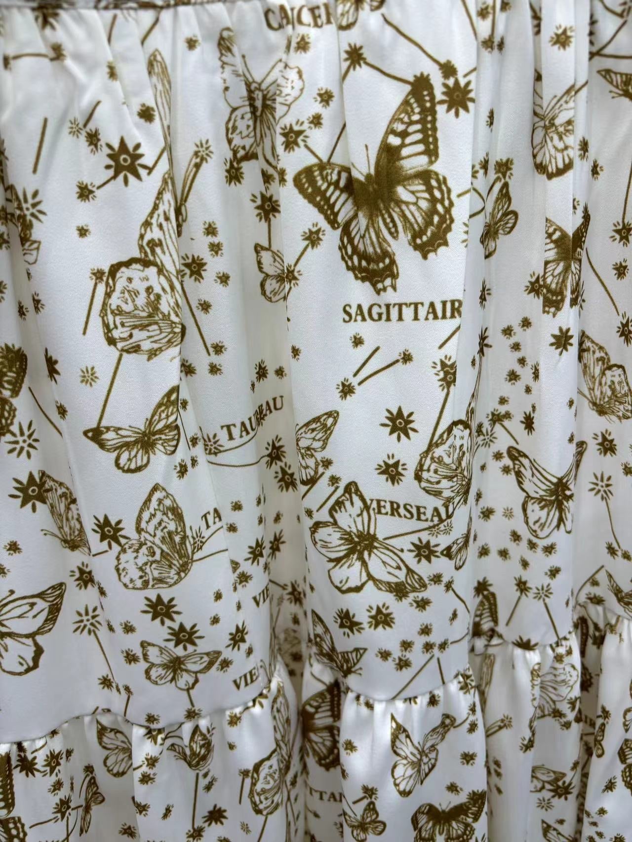 Traje clásico con estampado de mariposas
