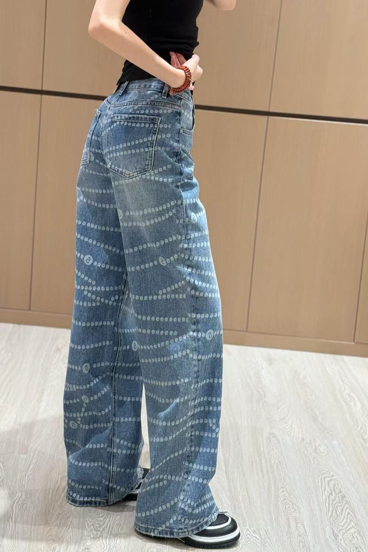 Slim-fitting denim pants with pearl-like patterns