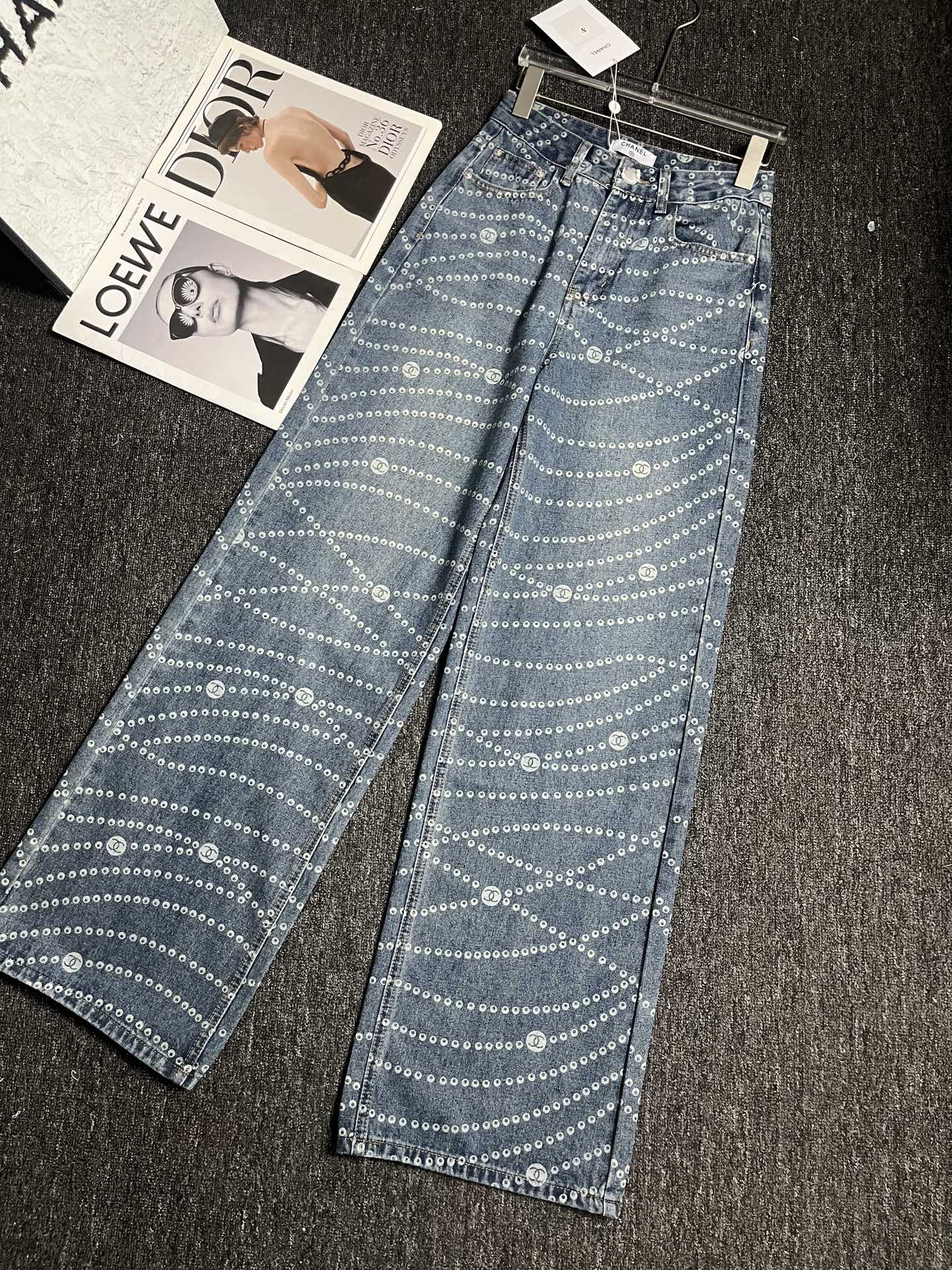 Slim-fitting denim pants with pearl-like patterns