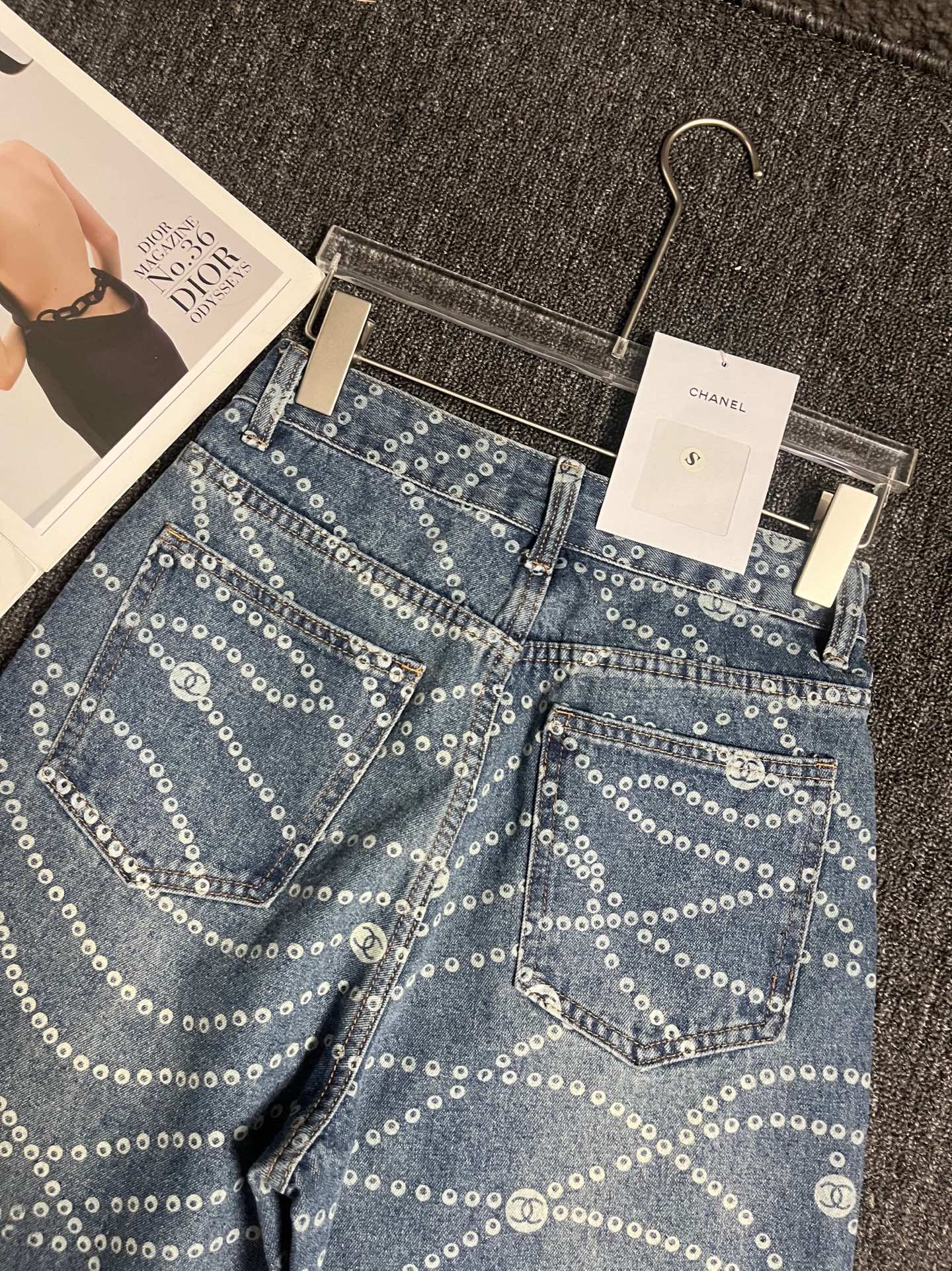 Slim-fitting denim pants with pearl-like patterns