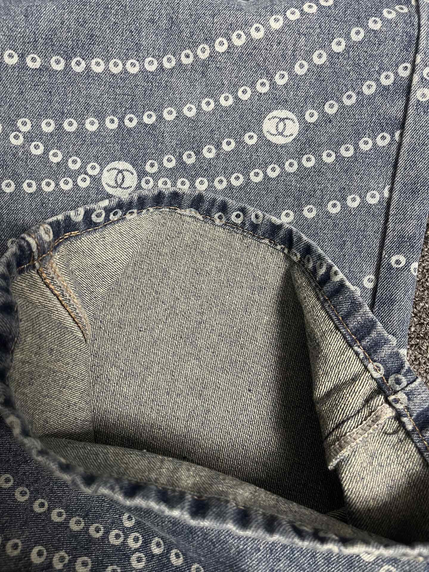 Slim-fitting denim pants with pearl-like patterns