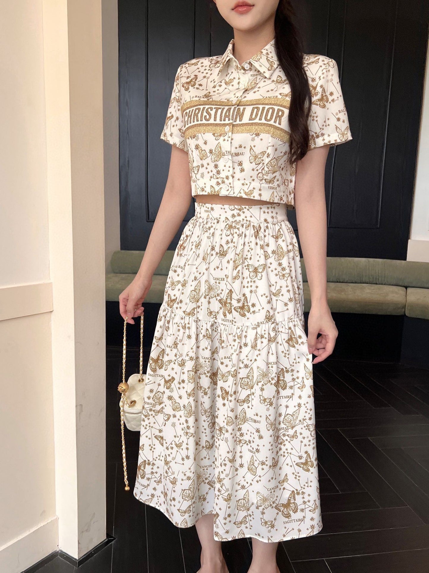 Traje clásico con estampado de mariposas