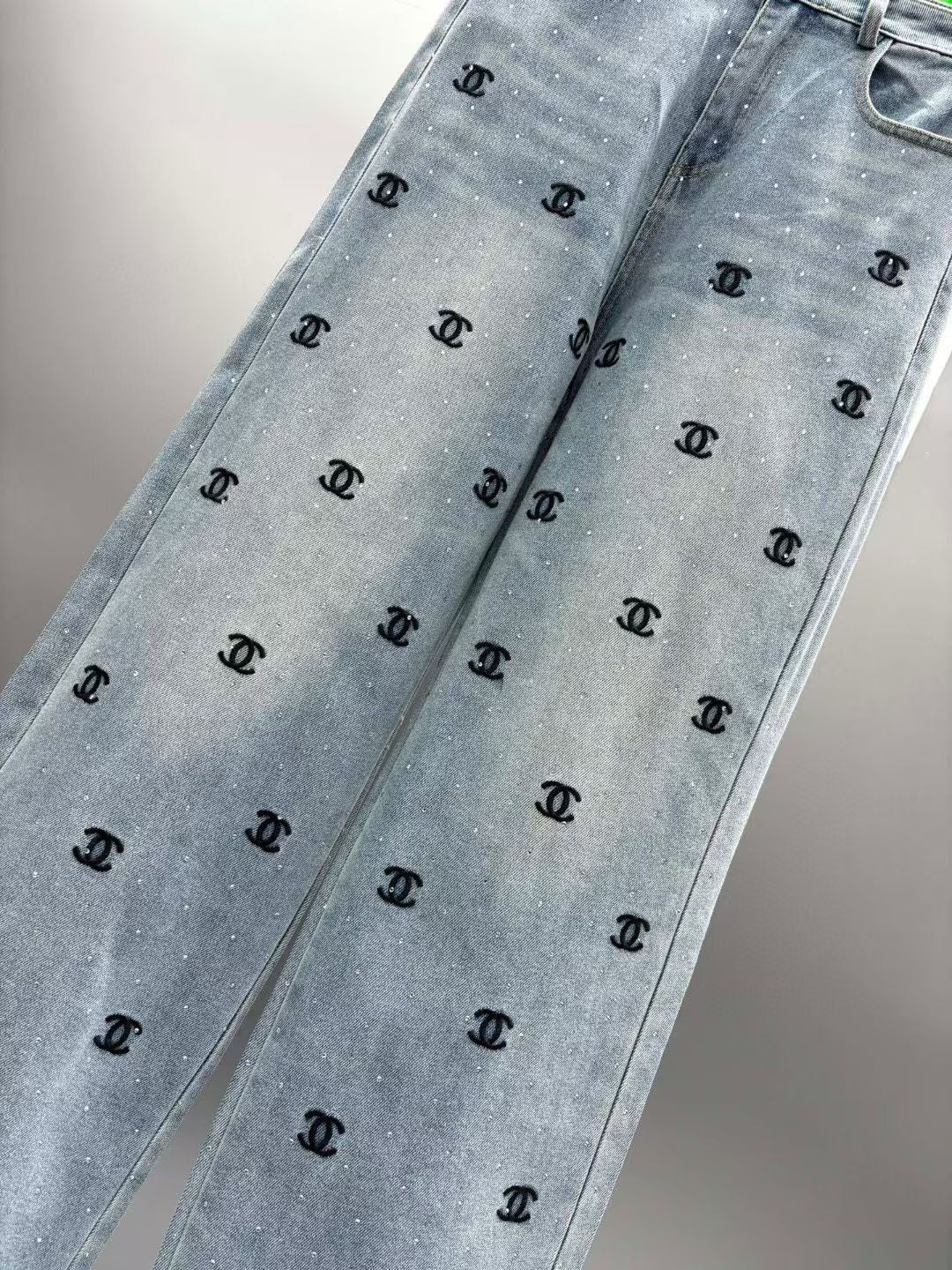 25 Embroidered logo jeans