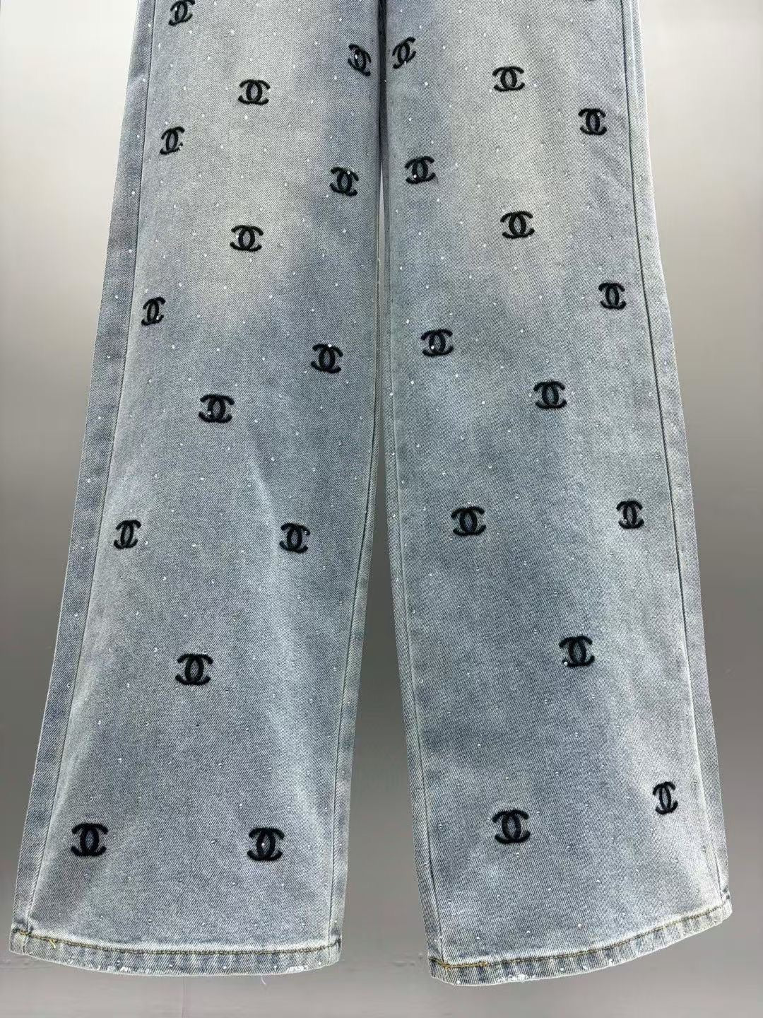 25 Embroidered logo jeans