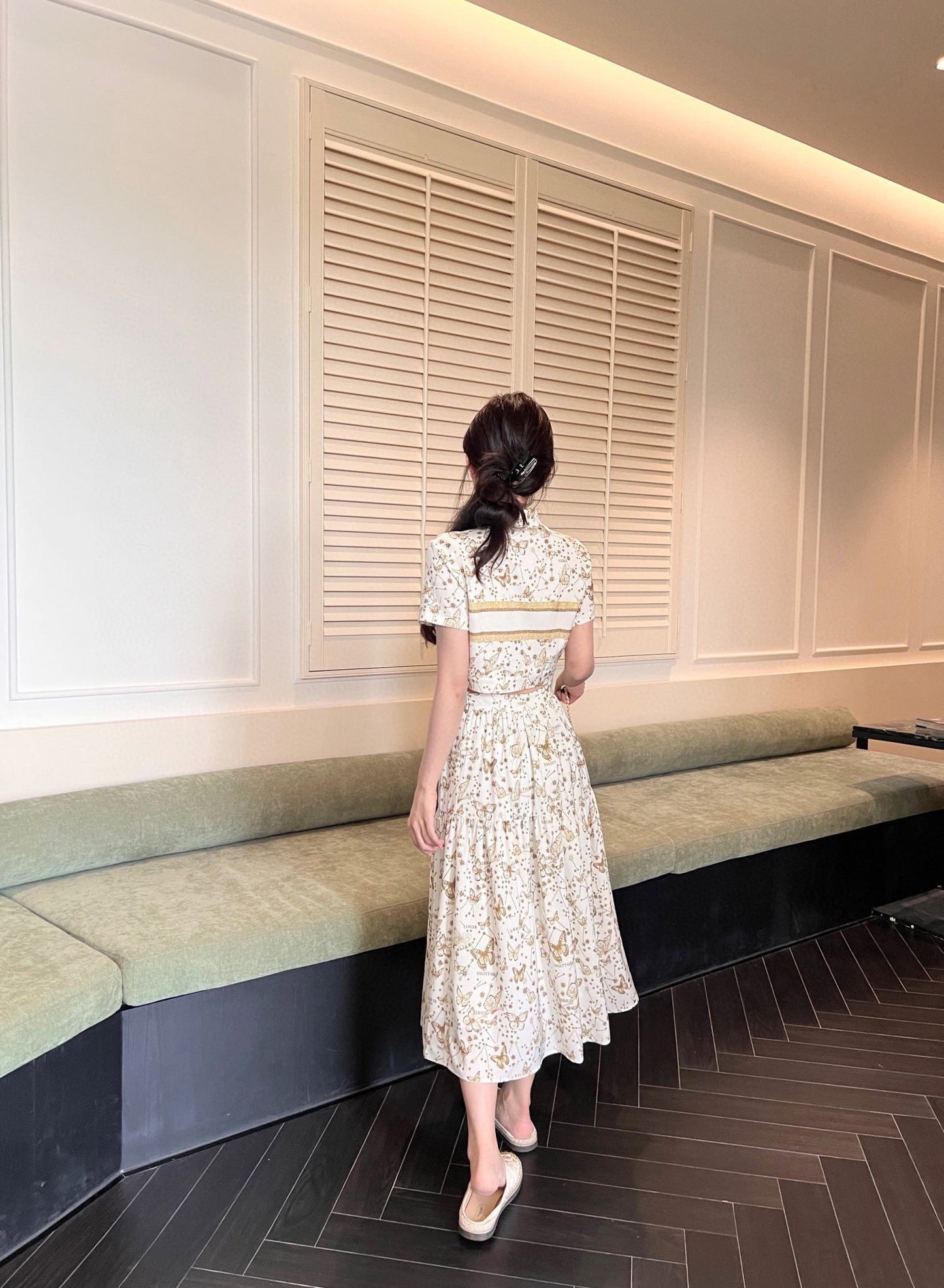 Traje clásico con estampado de mariposas