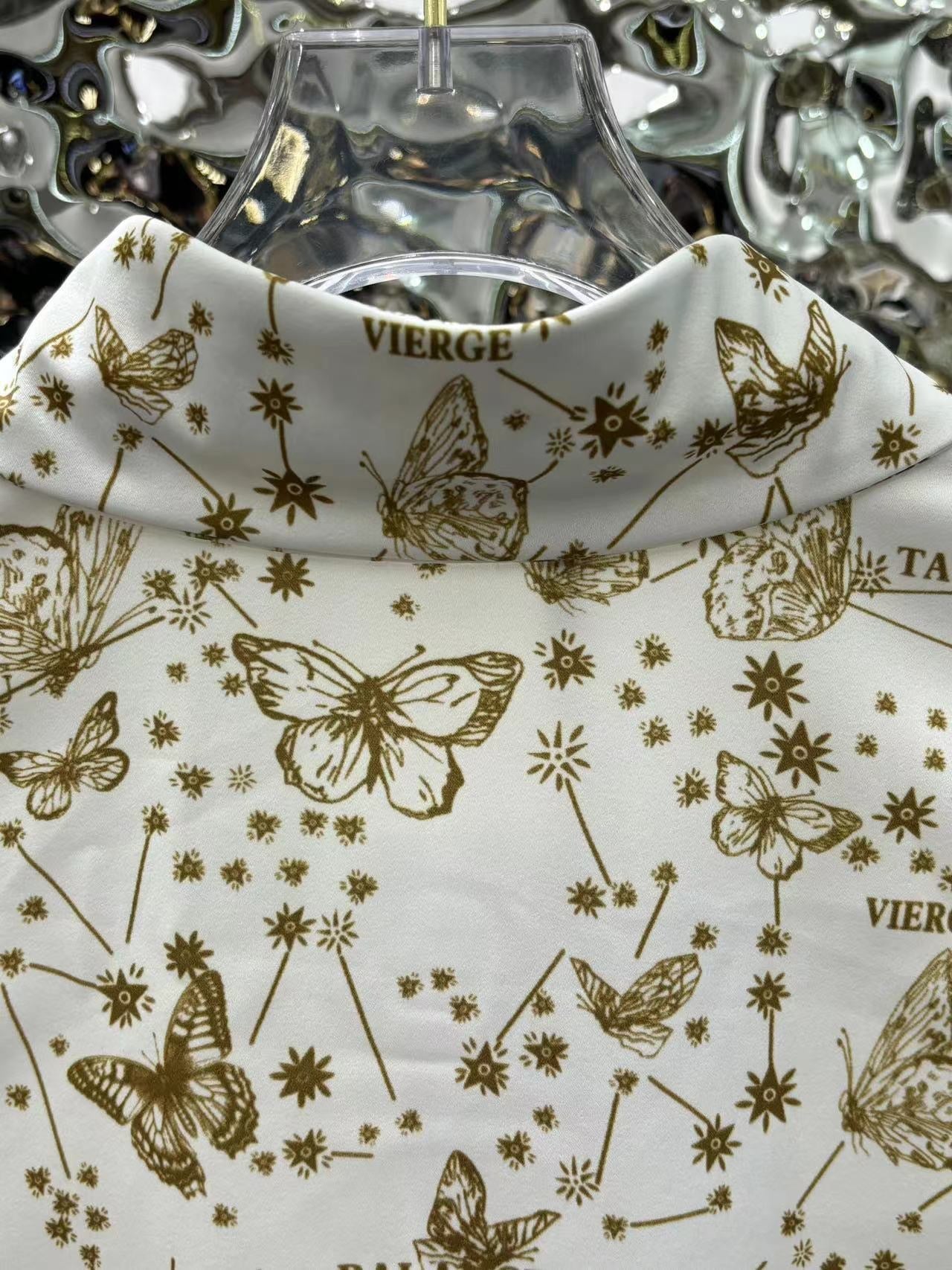 Traje clásico con estampado de mariposas