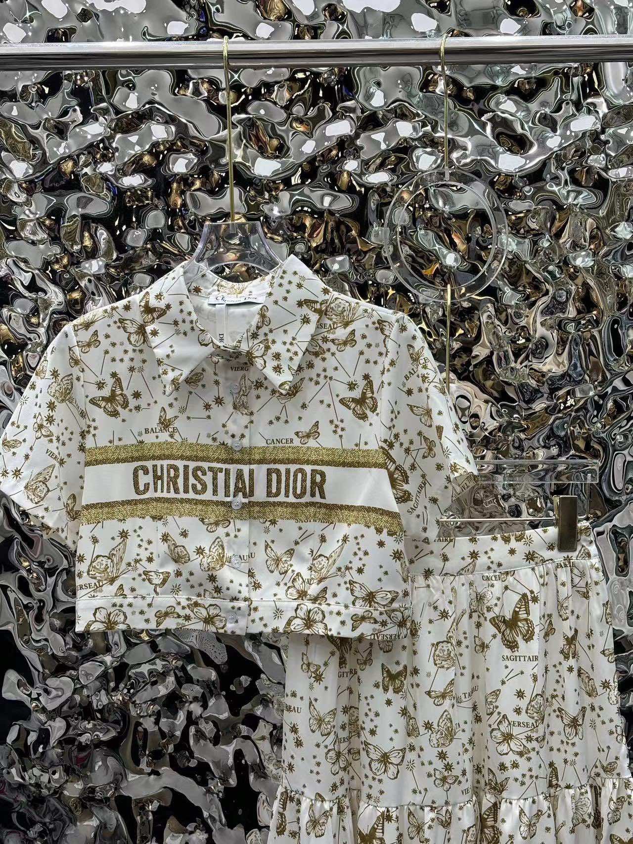 Traje clásico con estampado de mariposas