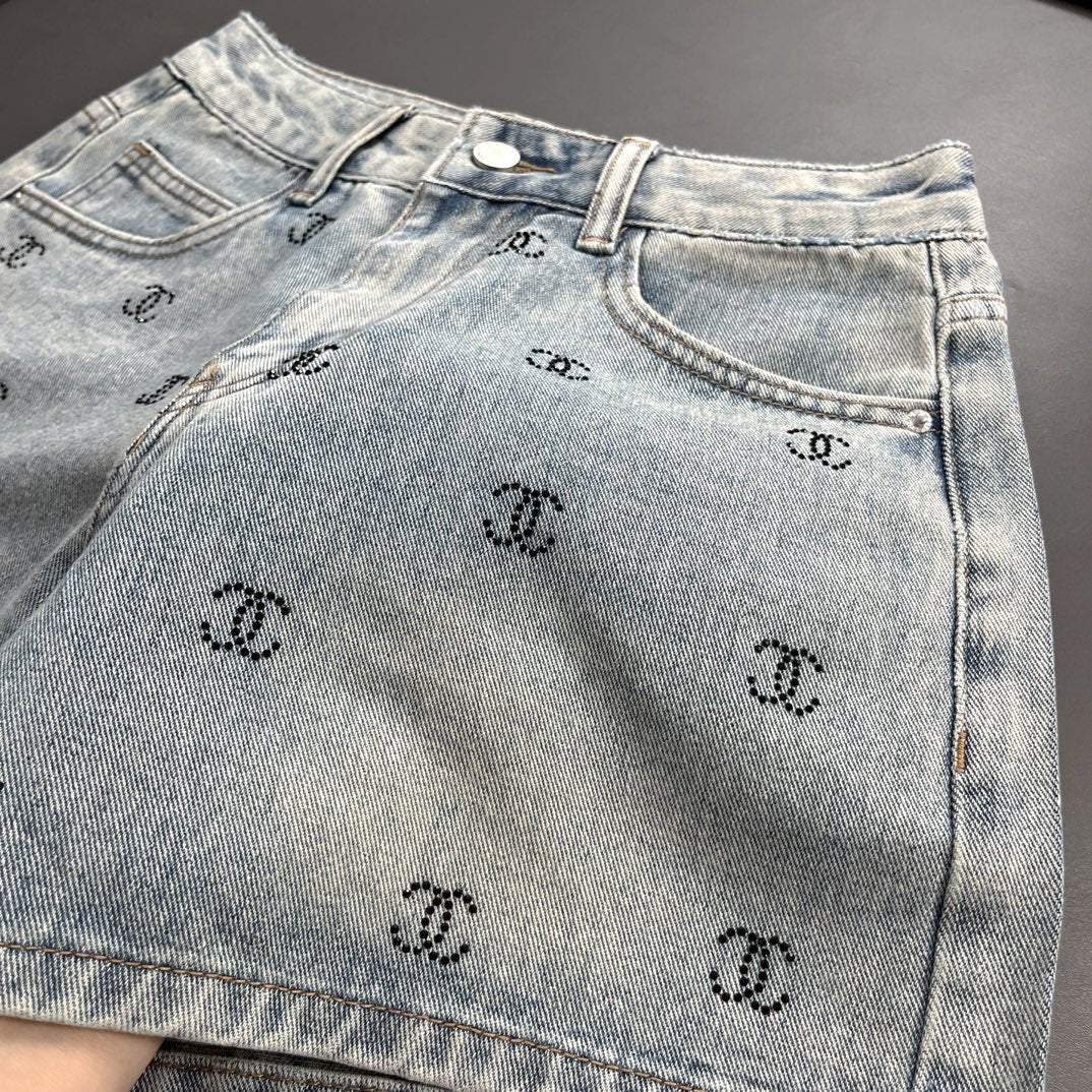 Pantalones cortos de mezclilla adornados con diamantes de imitación