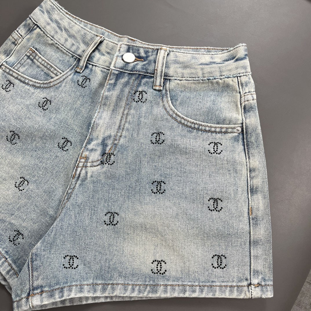 Pantalones cortos de mezclilla adornados con diamantes de imitación