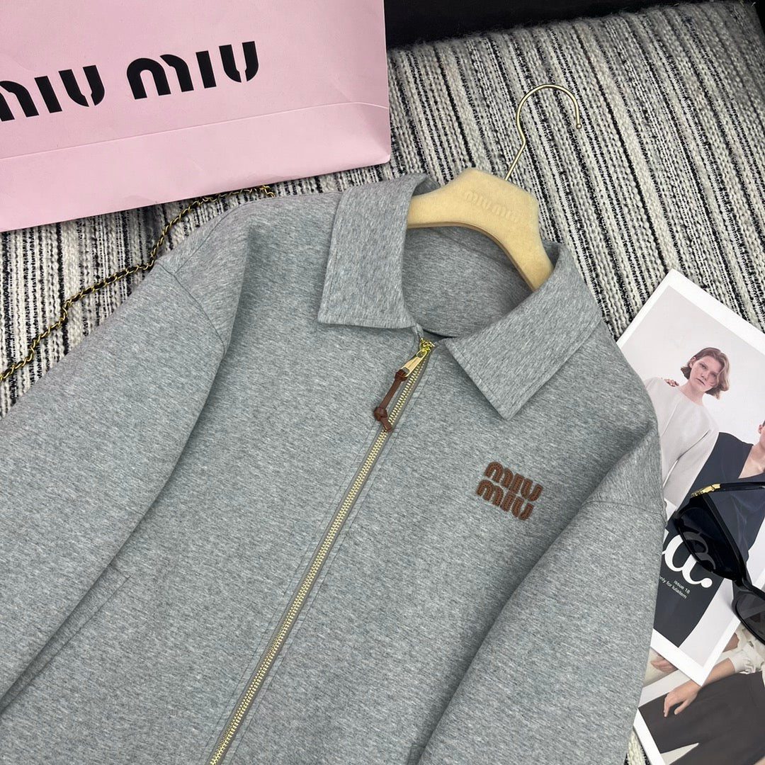 Traje casual de chaqueta con solapa y falda
