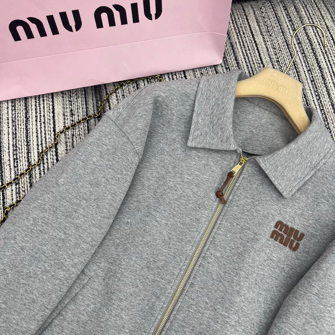 Traje casual de chaqueta con solapa y falda
