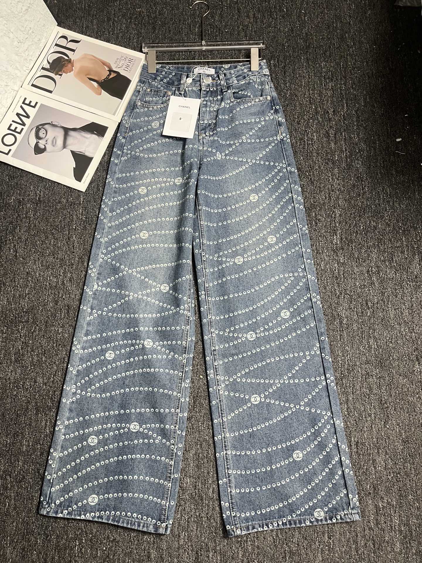 Slim-fitting denim pants with pearl-like patterns