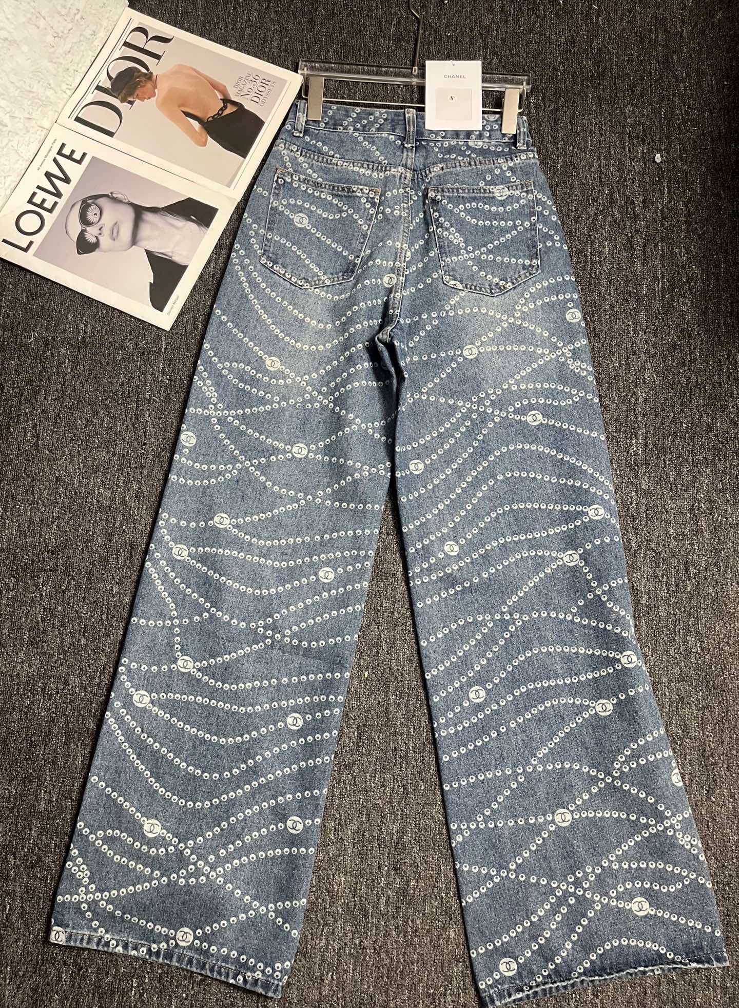 Slim-fitting denim pants with pearl-like patterns