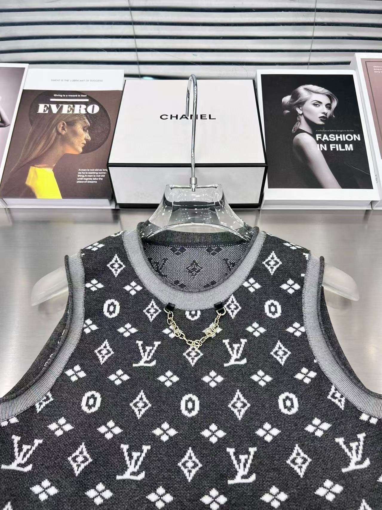 Presbyopic knitted vest dress