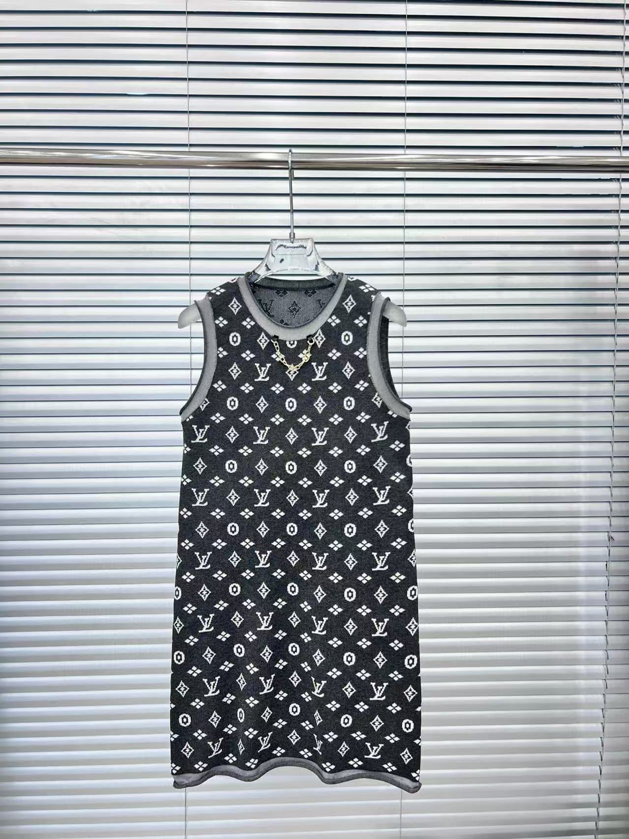 Presbyopic knitted vest dress