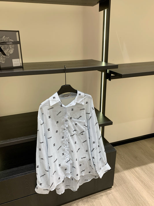 Lightweight shirt with letters