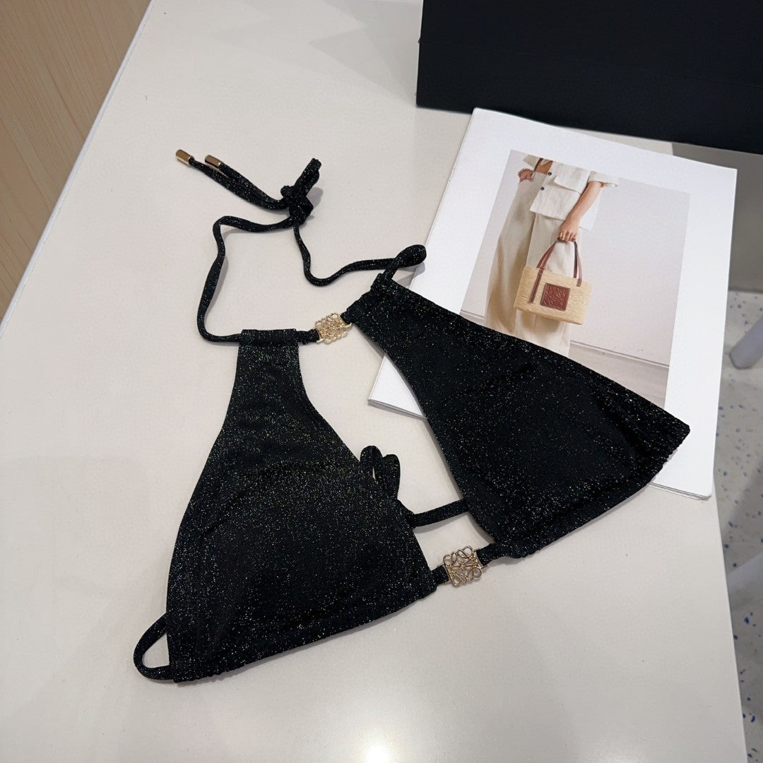 Fashionable and sexy figure-hugging swimsuit for women