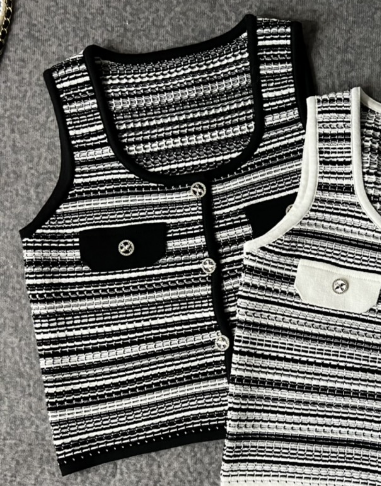 Sleeveless crew neck colorblock knitted vest