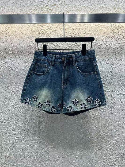Flower-decorated denim shorts are the favorite of hot girls